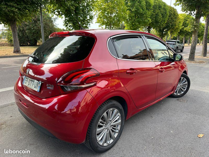 Peugeot 208 1.2 110 ch — photo 2